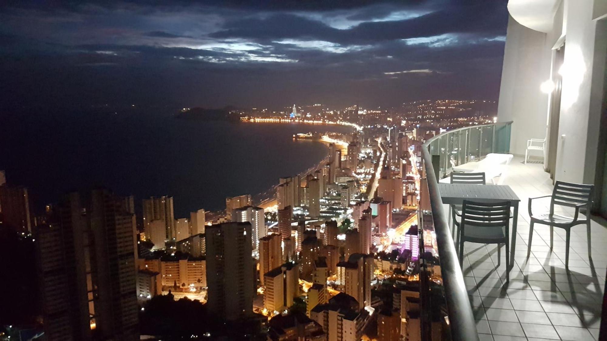 شقة Deluxe Penthouse On The 42Nd Floor With Amazing Sea Views بينايدورم المظهر الخارجي الصورة
